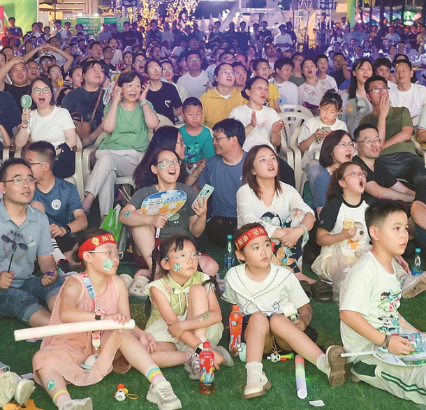 PG电子登录入口-天下文枢，享受狂欢—— “苏超”让南京另一面破壁而出|足球|江苏省城市足球联赛|江苏足球联赛|球迷|球员_新浪体育_新浪新闻